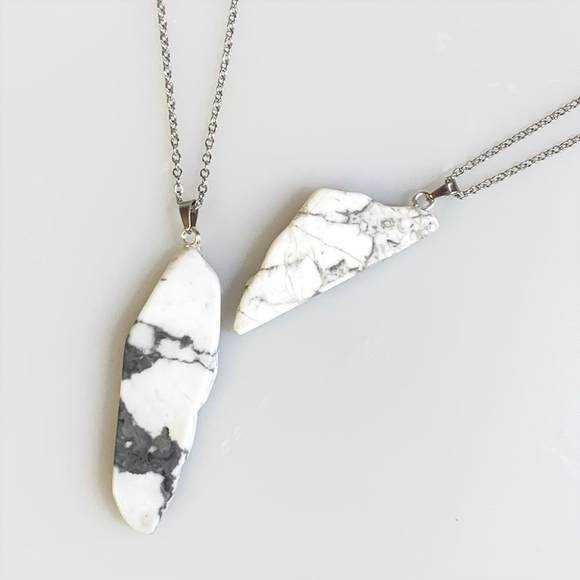 1 Large Chunk Howlite Necklace - Picture 2 of 6